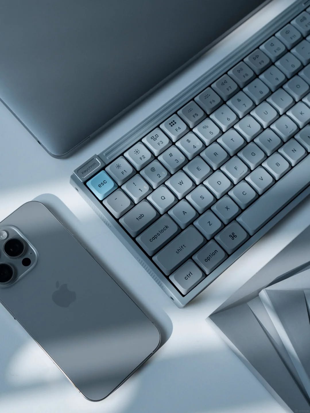 Keychron J9 trong workspace hiện đại cùng điện thoại và laptop